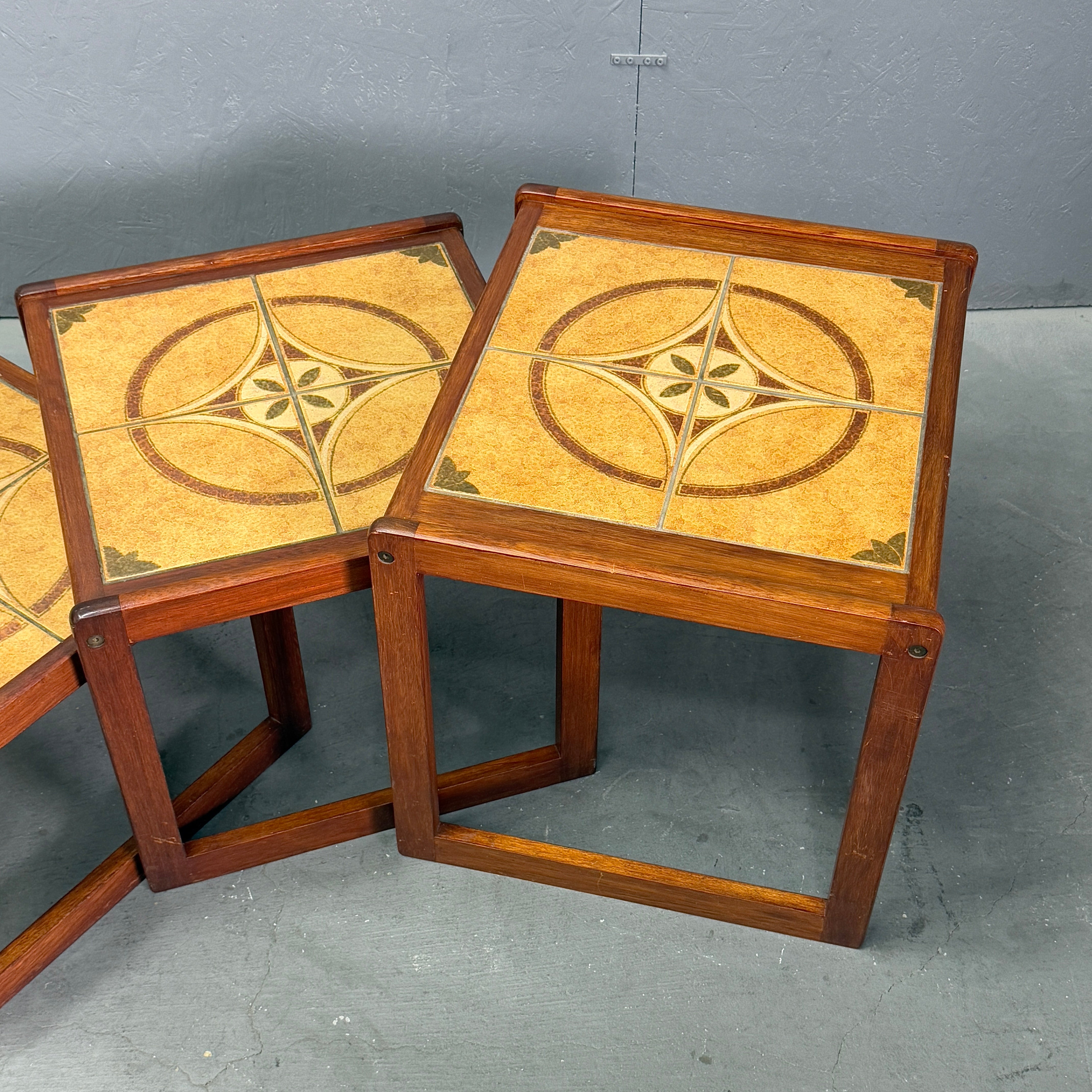 Vintage Teak Tile-Top Nest Table ヴィンテージ タイルトップ ネスト Vintage Teak Tile-Top Nest Table ヴィンテージ タイルトップ ネスト