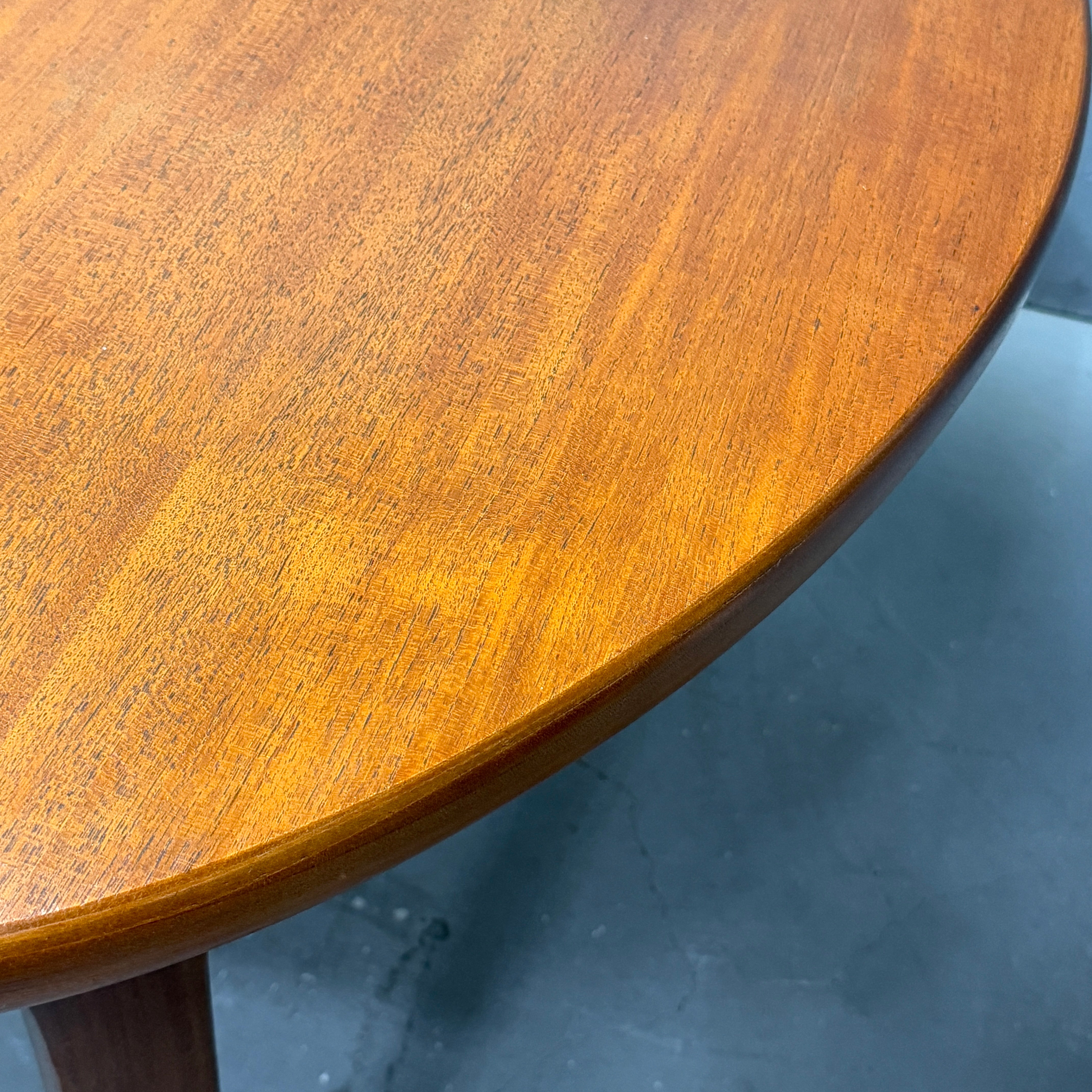 Elliots of Newbury(EON) / Oval Extension Dining Table – NONOR