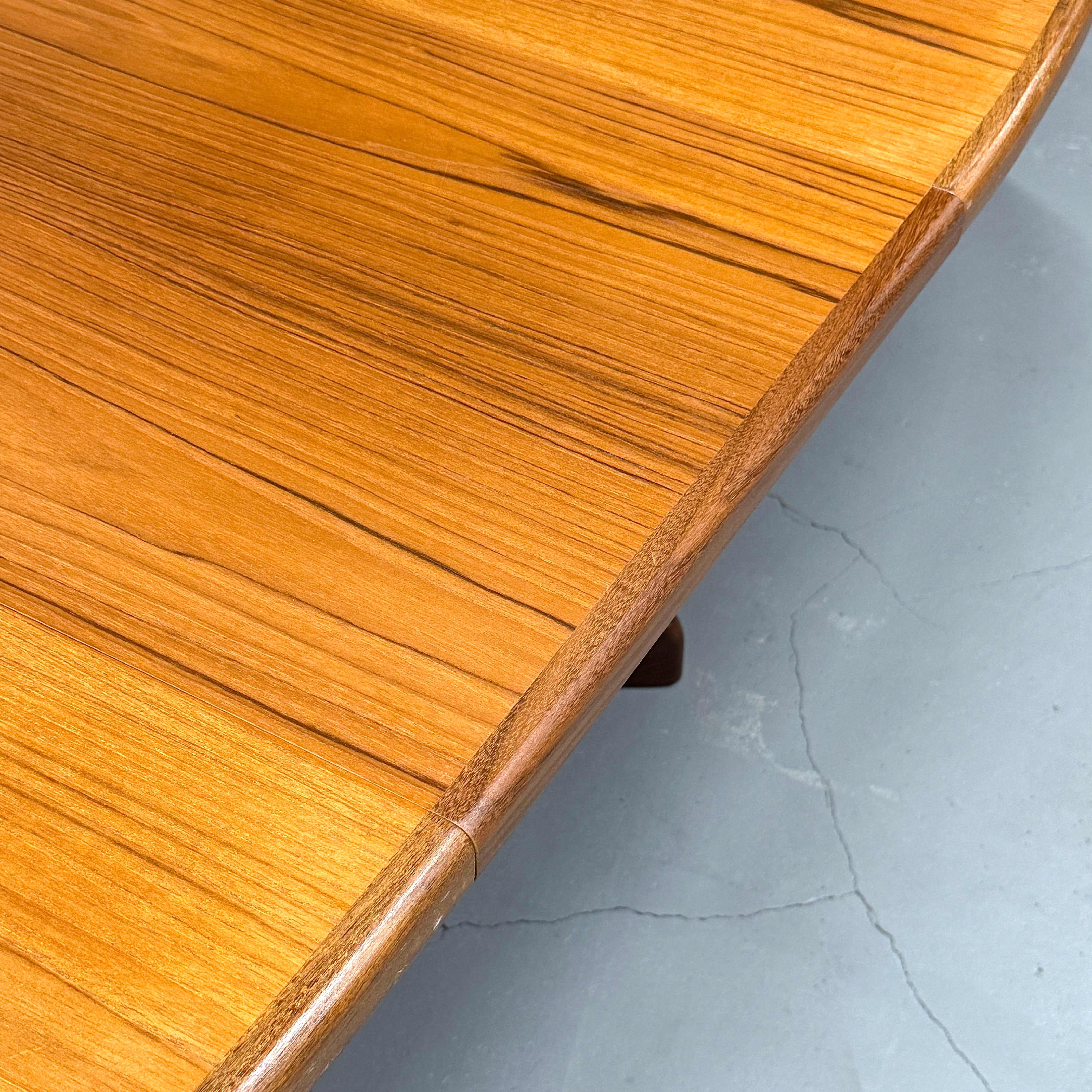 G-PLAN(ジープラン) / WHALE TAILE OVAL TABLE ホエールレッグ