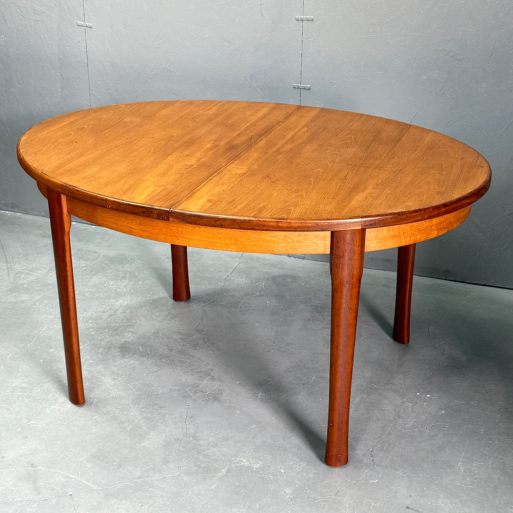 
                      
                        VINTAGE TEAK OVAL TABLE チークオーバルテーブル (401)
                      
                    