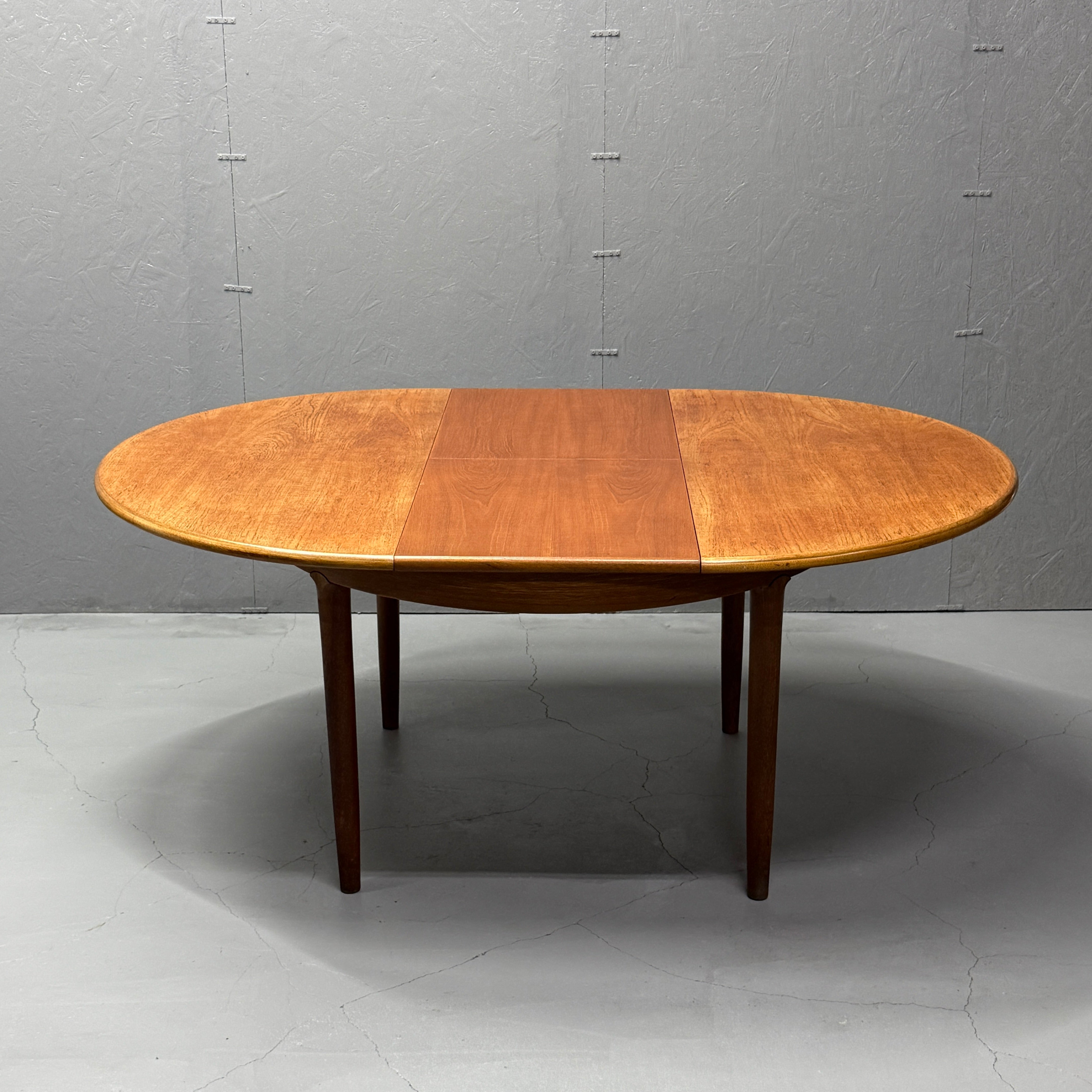 Meredew(メレデュー) / ラウンドダイニングテーブル (401) Meredew(メレデュー) / ラウンドダイニングテーブル (401)