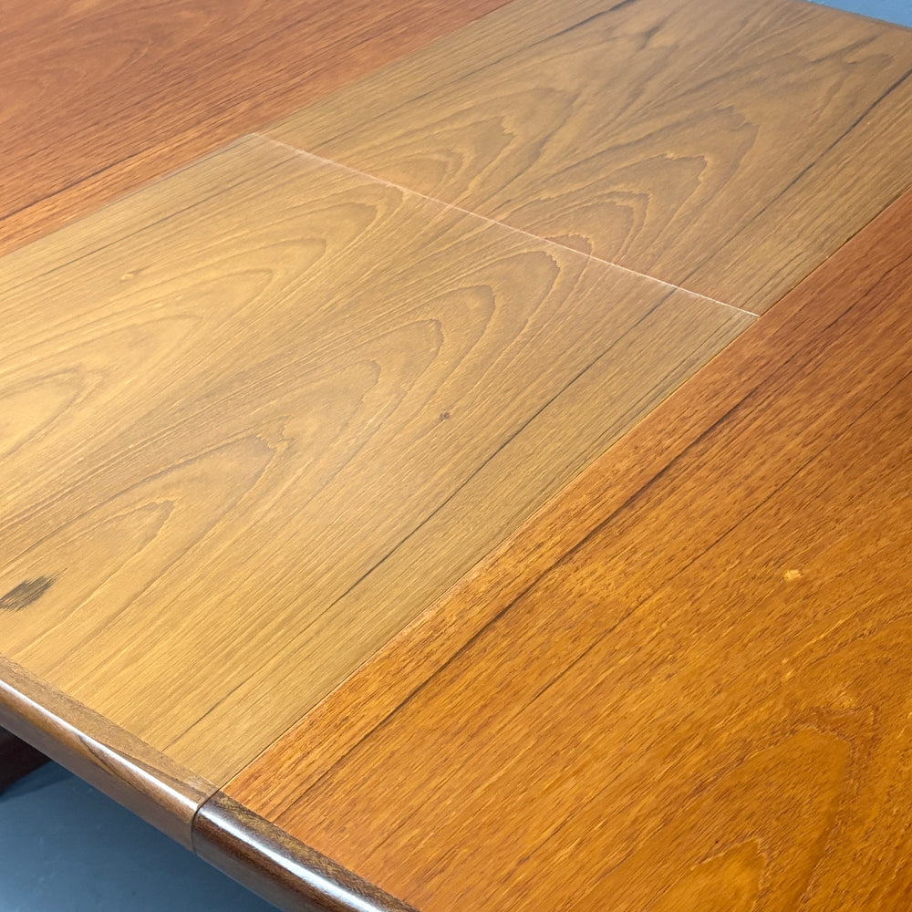 
                      
                        G-PLAN(ジープラン) / WHALE TAILE OVAL TABLE ホエールレッグ オーバルダイニングテーブル (301)
                      
                    
