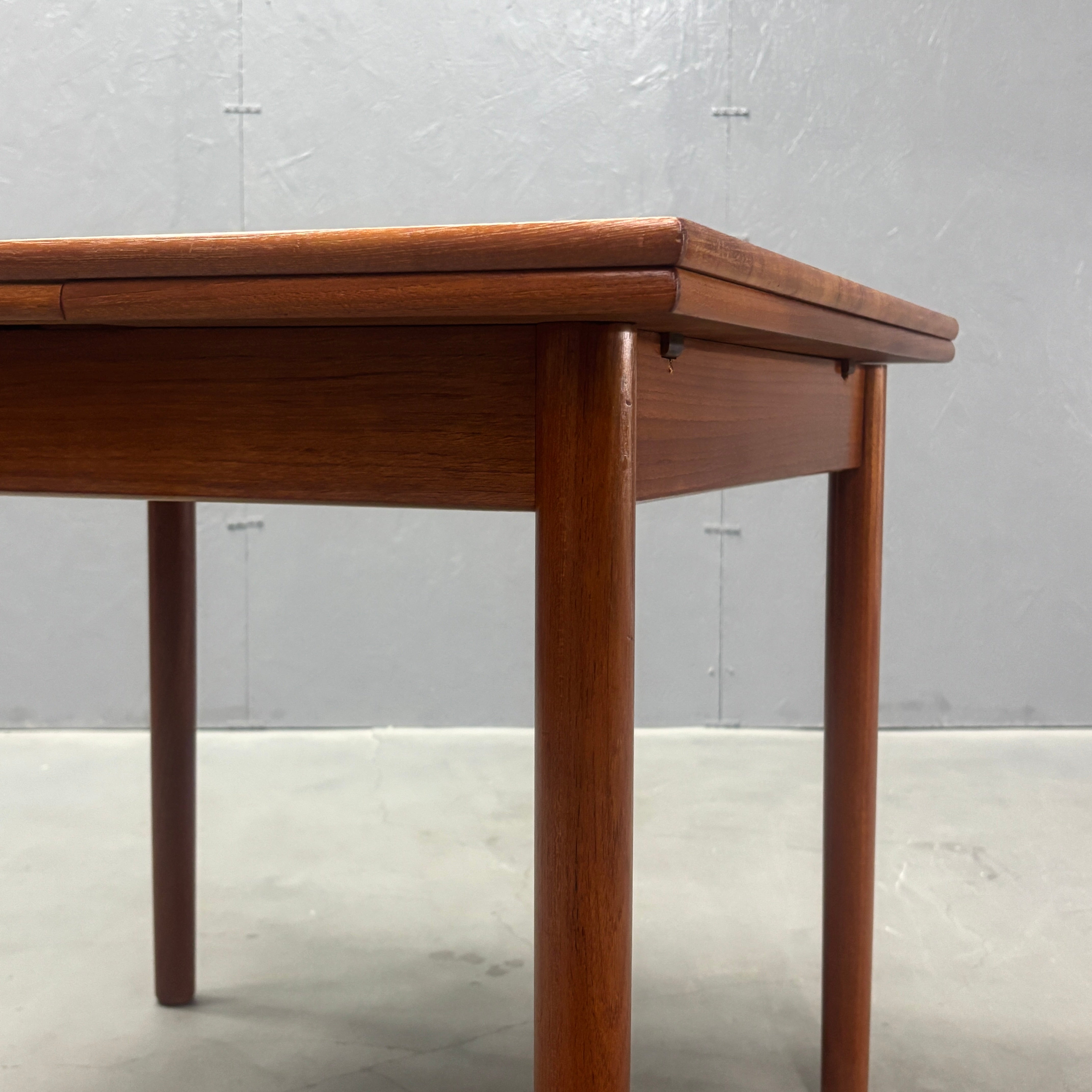 デンマークヴィンテージ ドローリーフ スクエアテーブル (701) Danish Vintage / Draw-Leaf Dining Table デンマークヴィンテージ