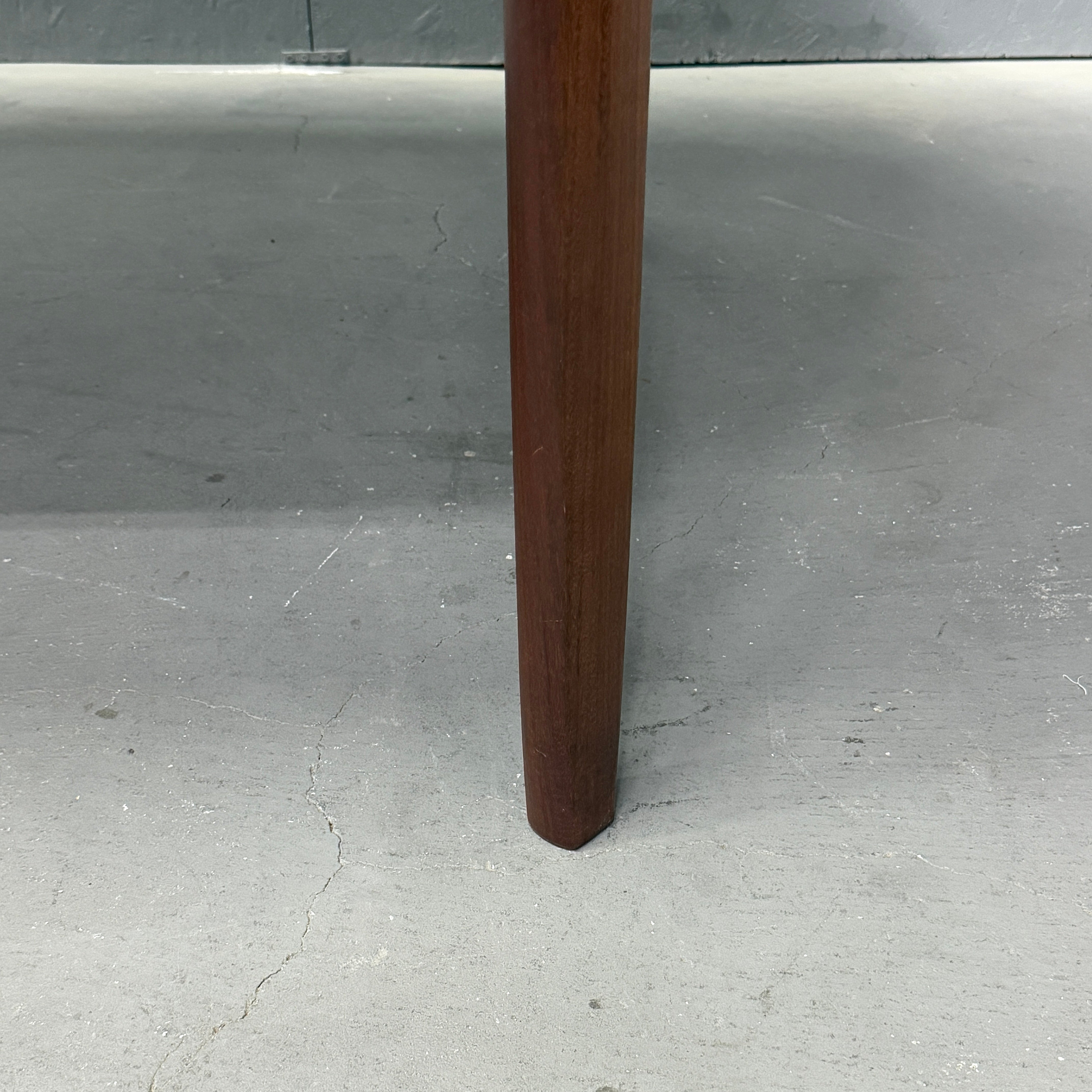 Elliots of Newbury(EON) / Oval Extension Dining Table – NONOR