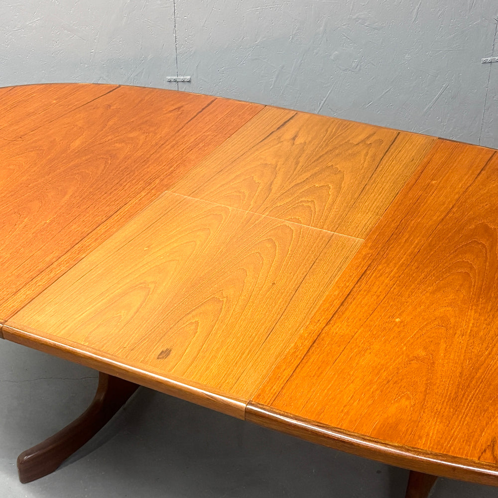 
                      
                        G-PLAN(ジープラン) / WHALE TAILE OVAL TABLE ホエールレッグ オーバルダイニングテーブル (301)
                      
                    