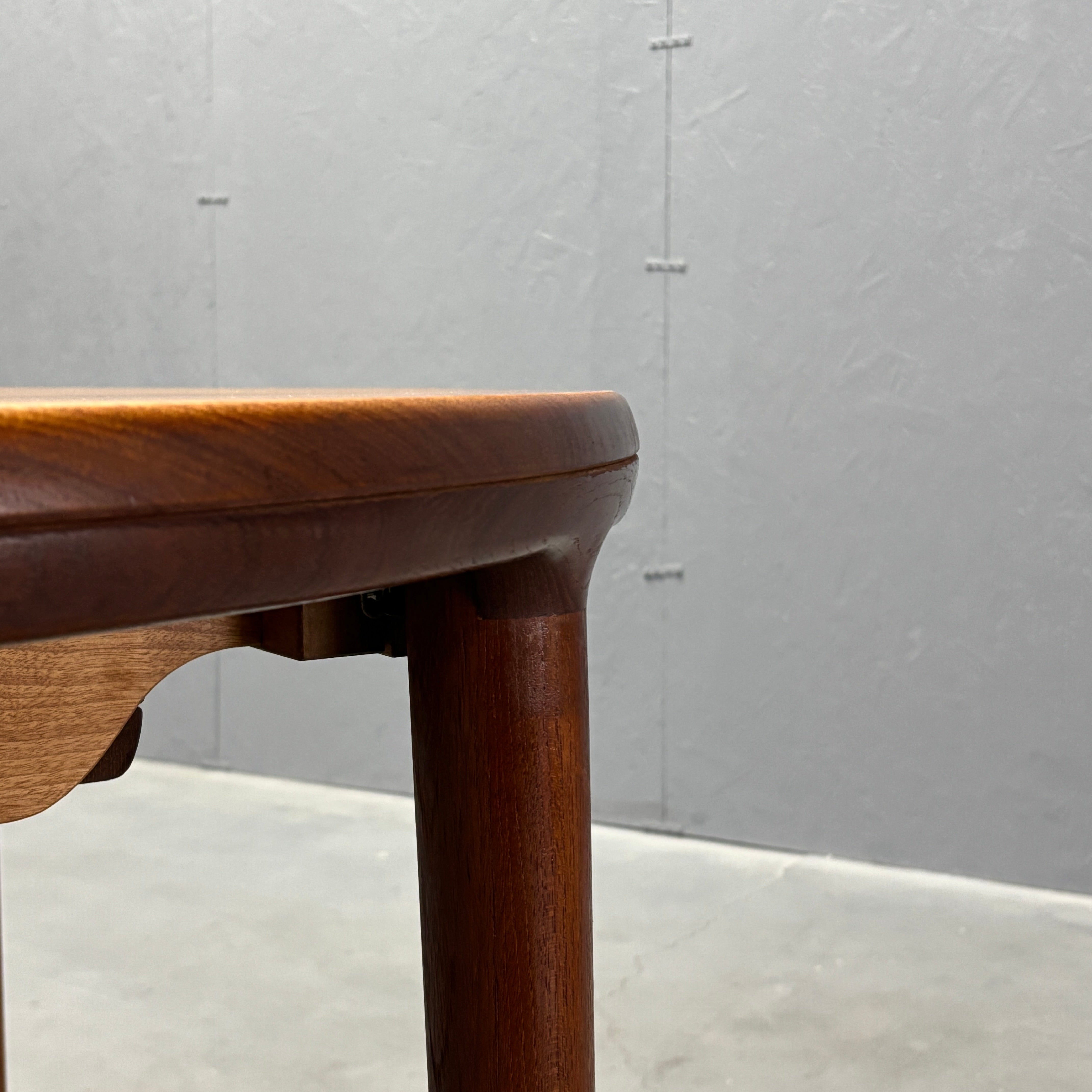 Danish Vintage / Extension Round Dining Table デンマーク