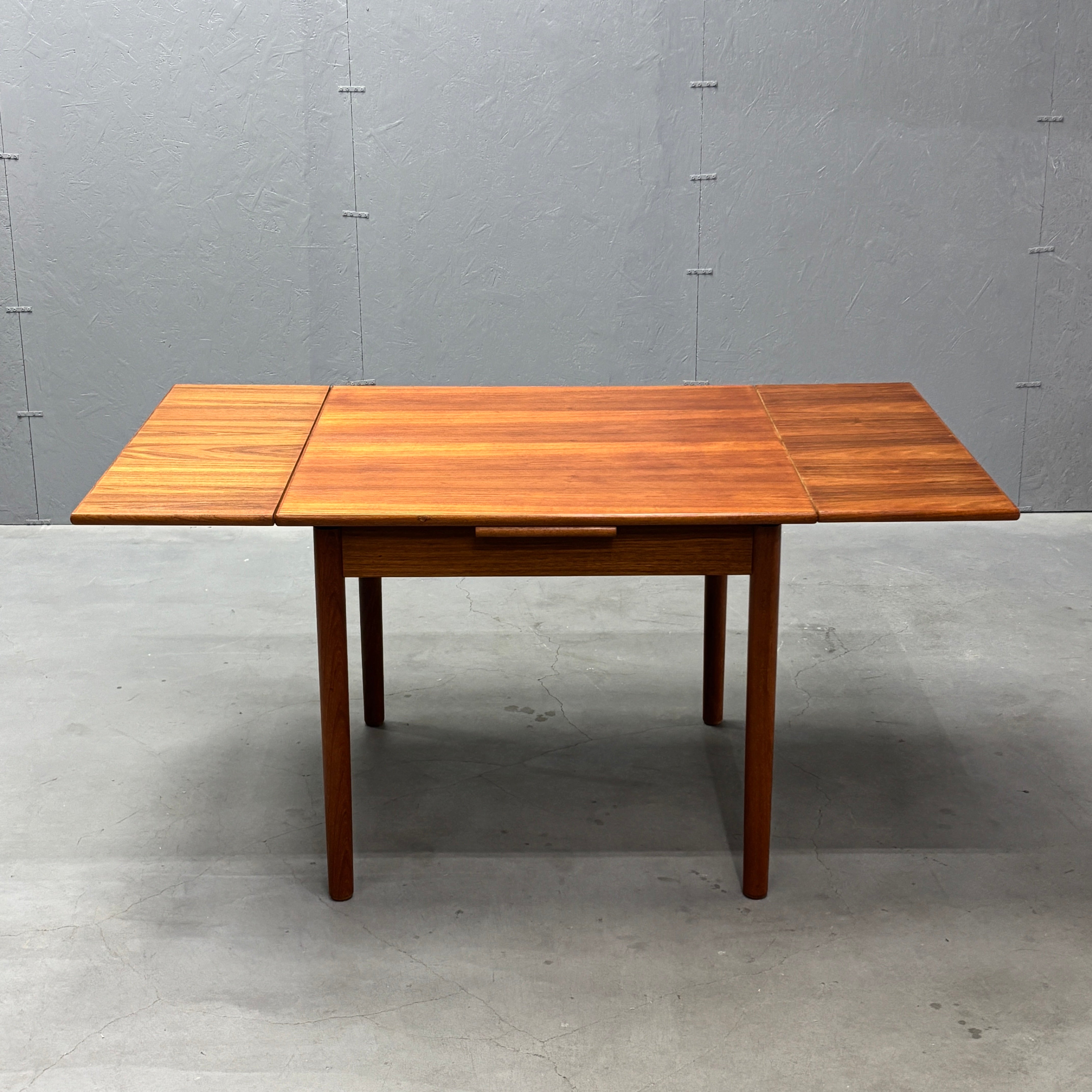 Danish Vintage / Draw-Leaf Dining Table デンマークヴィンテージ