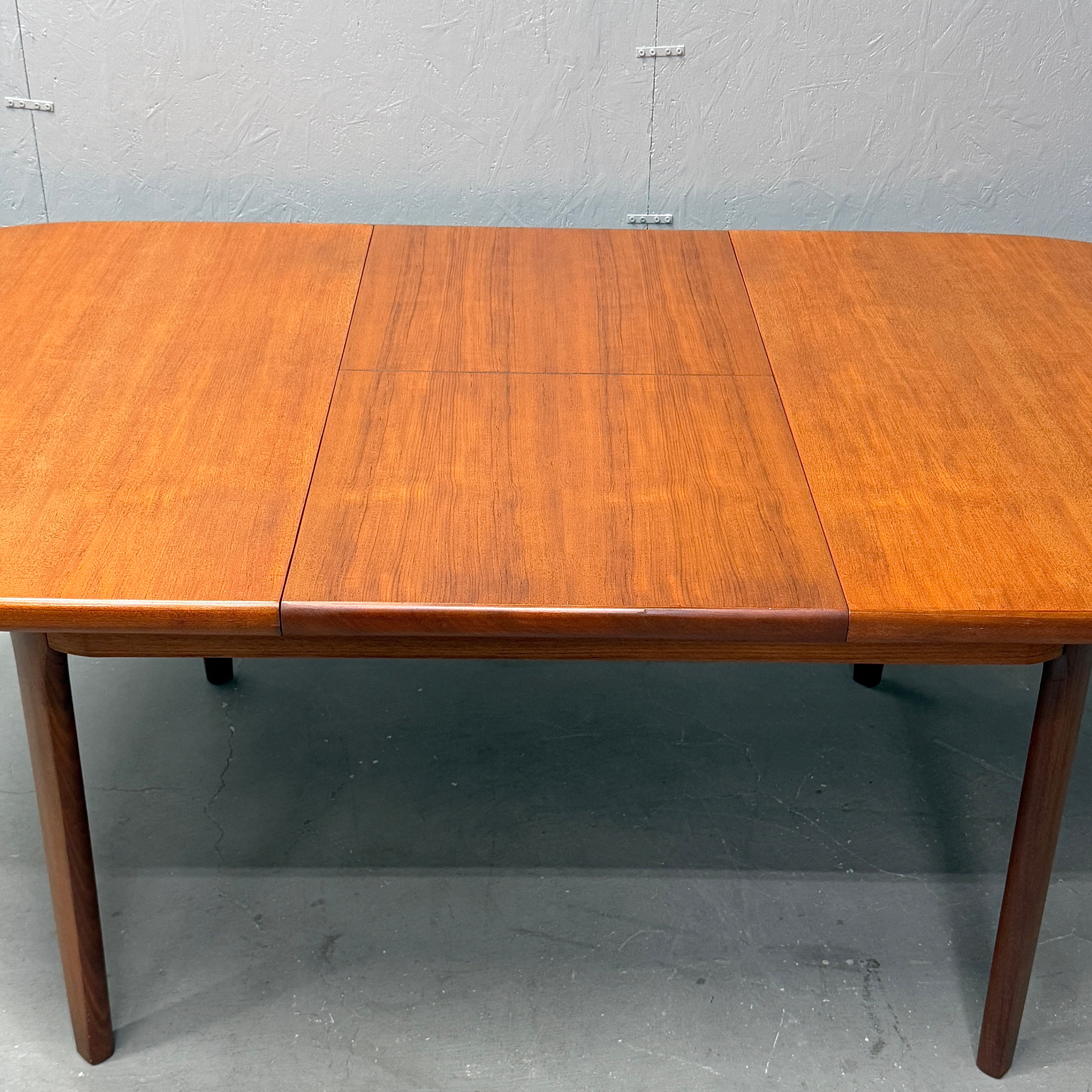 Elliots of Newbury(EON) / Oval Extension Dining Table – NONOR