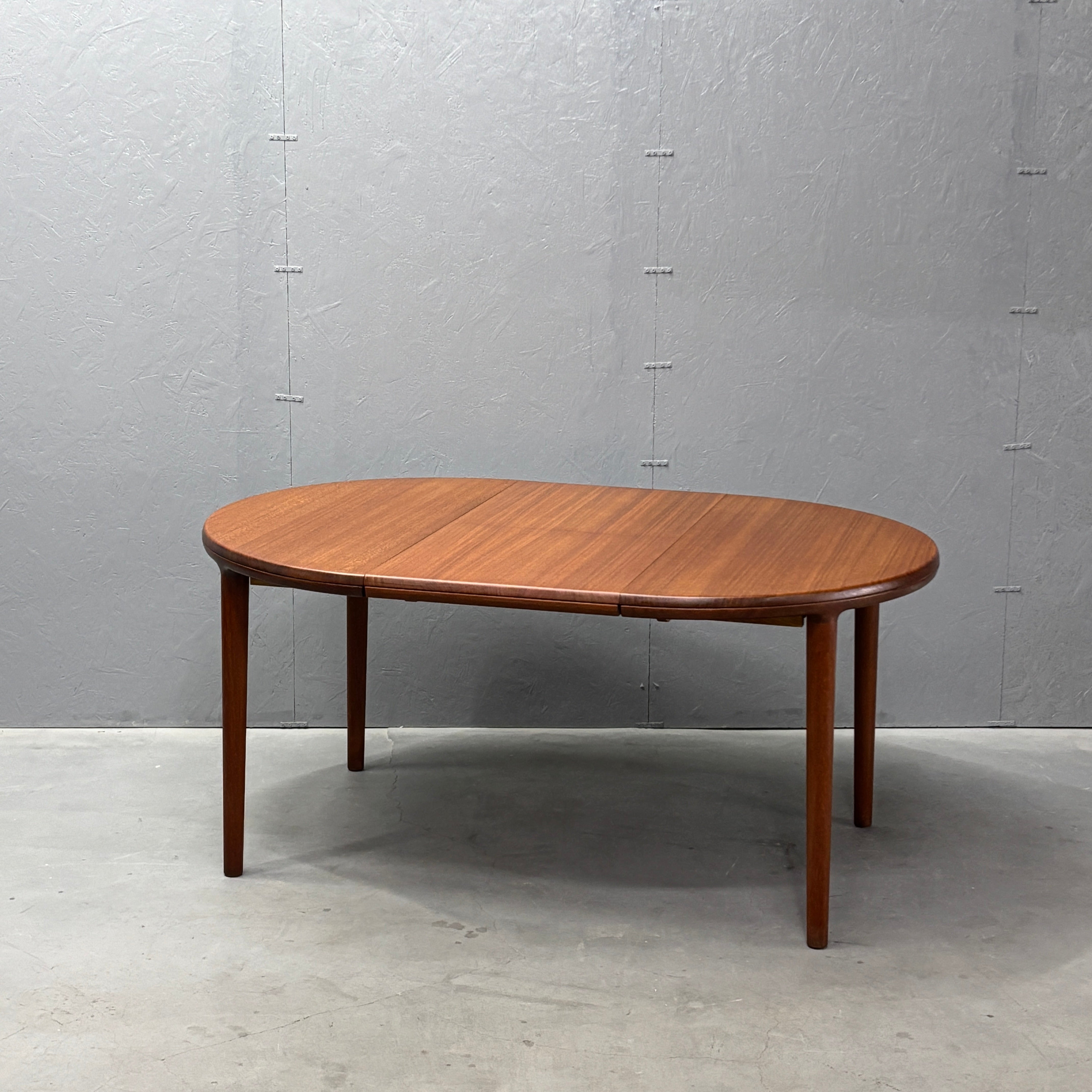 Danish Vintage / Extension Round Dining Table デンマーク