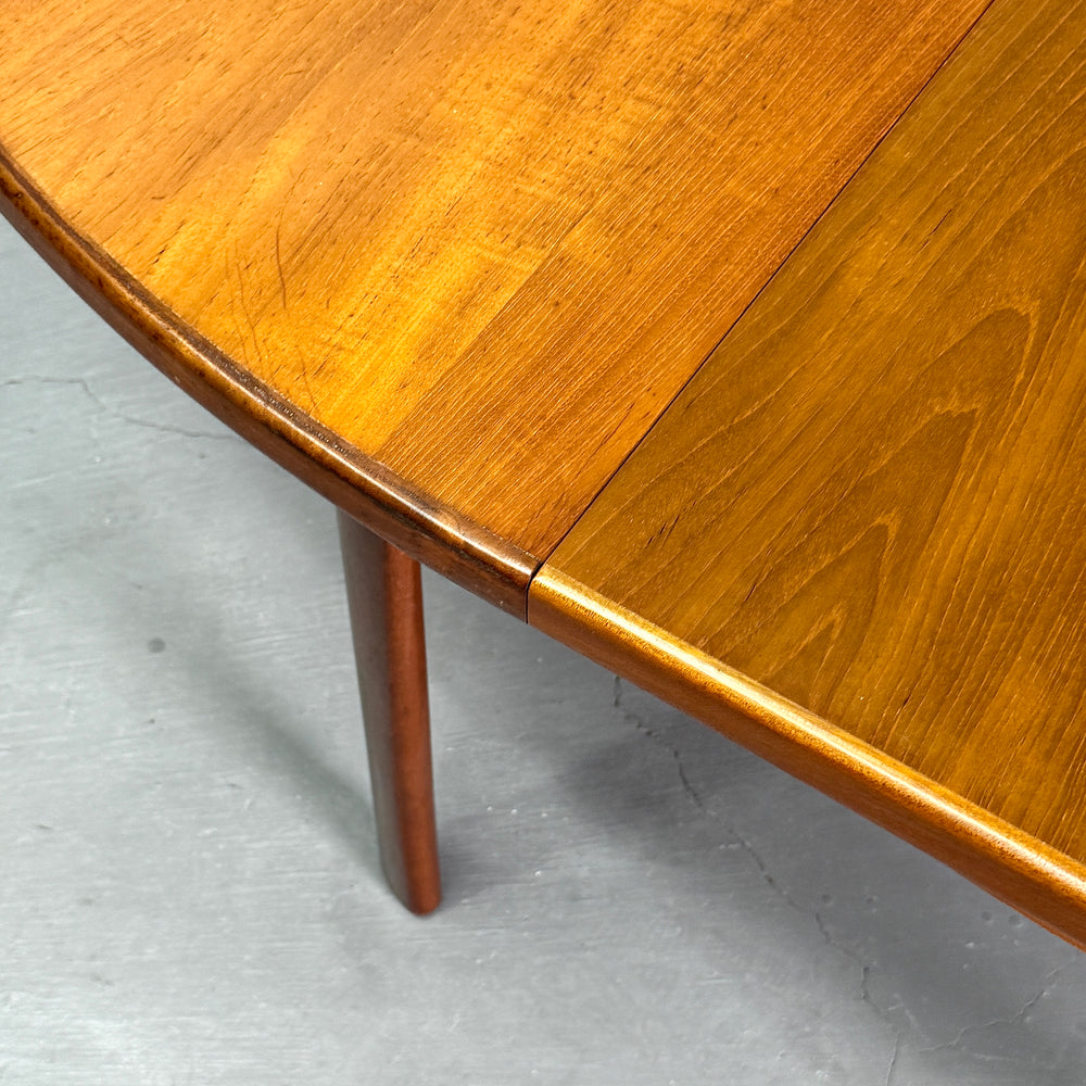 
                      
                        VINTAGE TEAK OVAL TABLE チークオーバルテーブル (401)
                      
                    