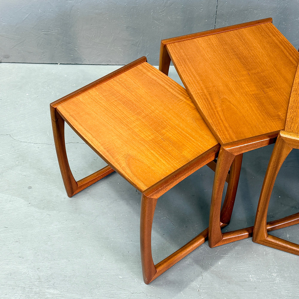 
                      
                        Teak Nest of Tables チーク ネストテーブル
                      
                    