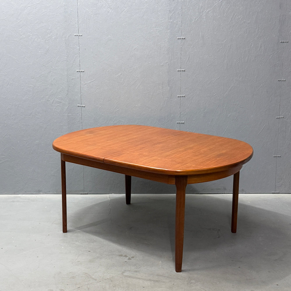 Elliots of Newbury(EON) / Oval Extension Dining Table – NONOR 