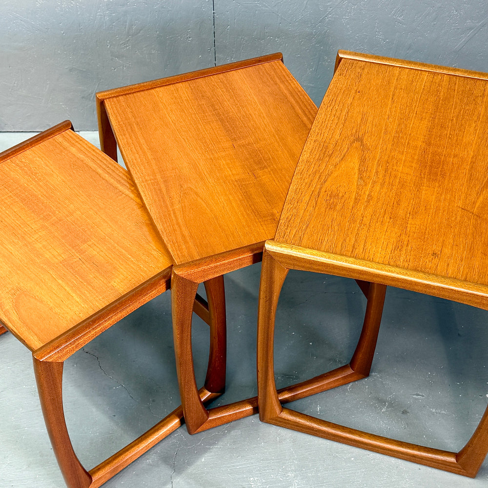 
                      
                        Teak Nest of Tables チーク ネストテーブル
                      
                    