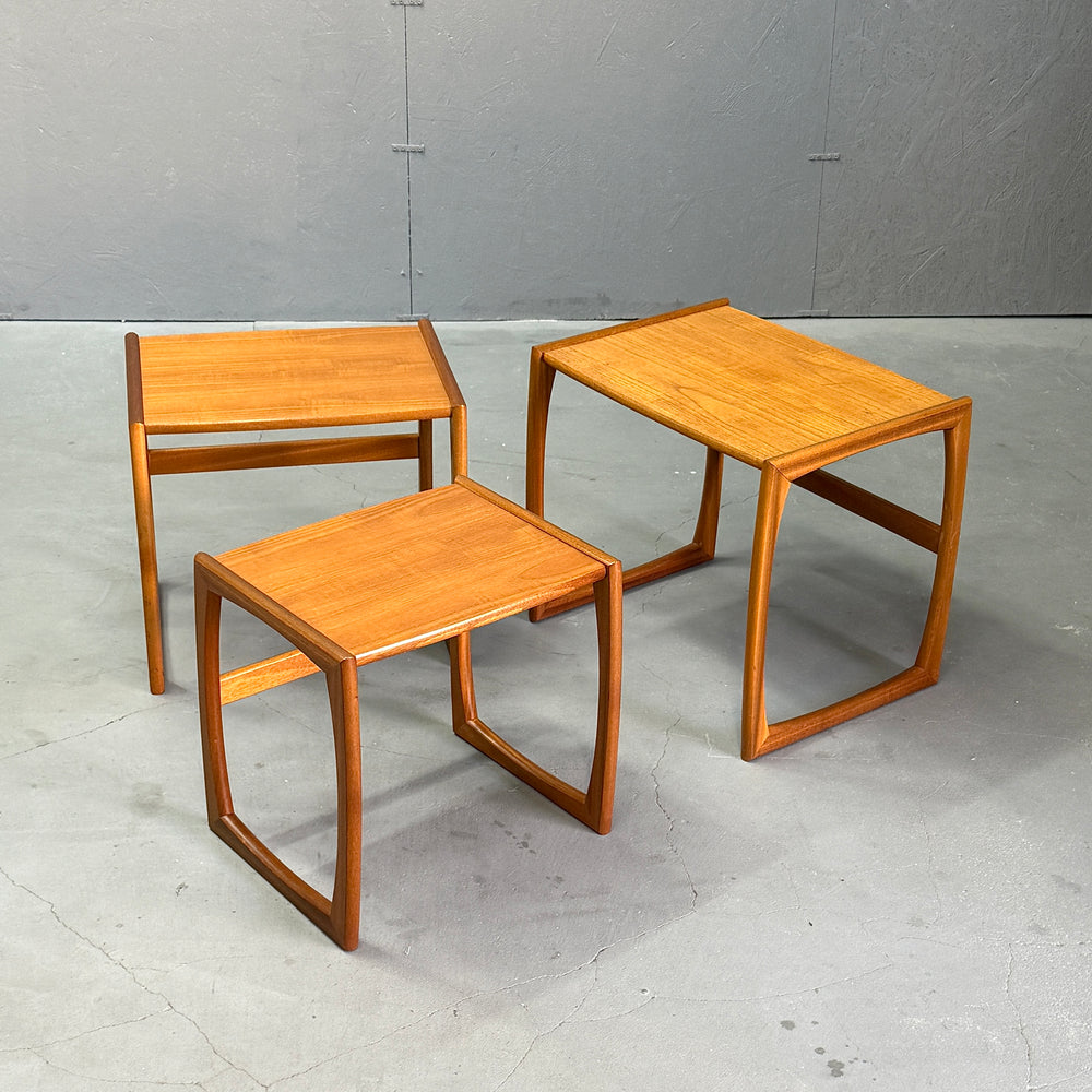 
                      
                        Teak Nest of Tables チーク ネストテーブル
                      
                    