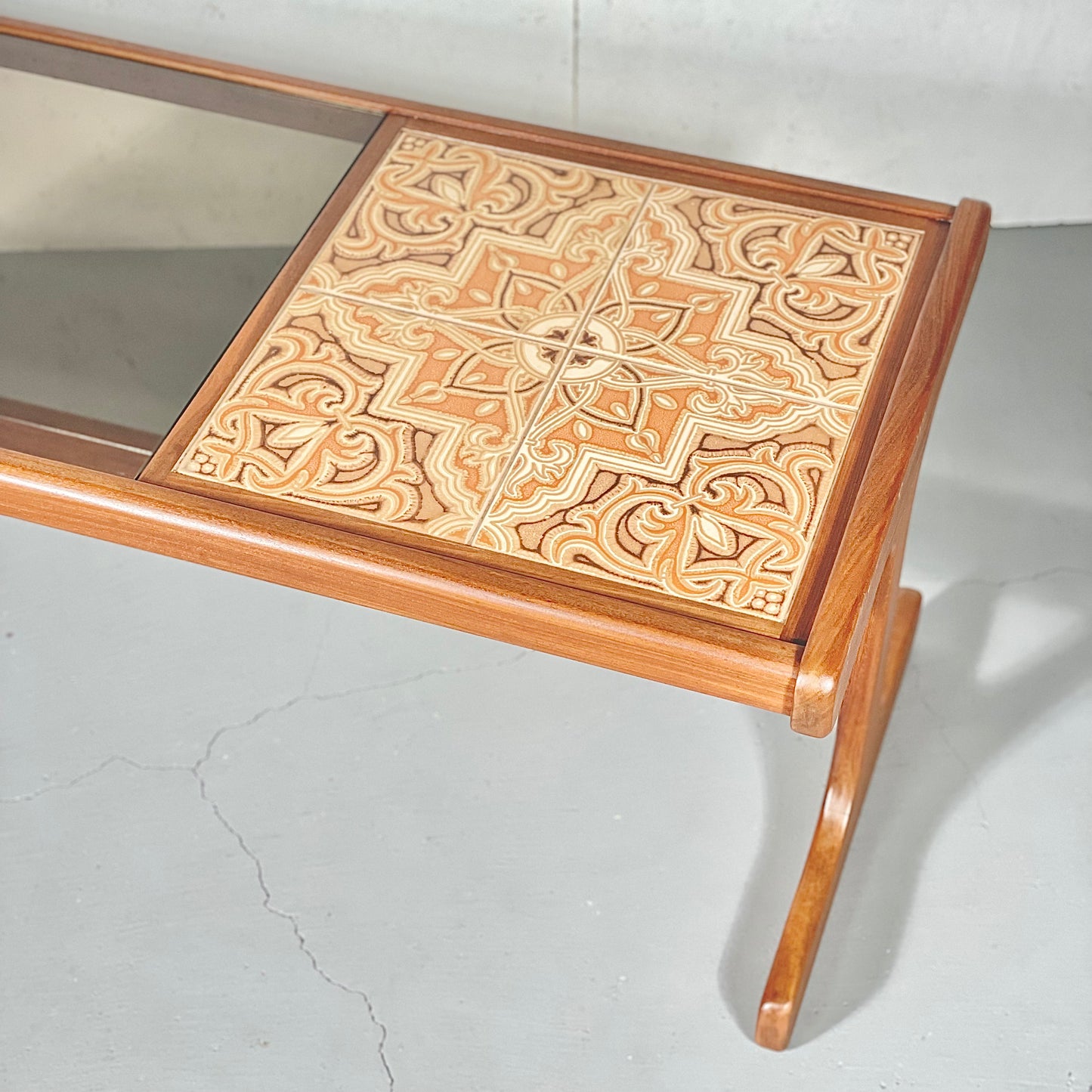 G-PLAN(ジープラン) /タイル ガラストップ コーヒーテーブル (301) G-PLAN(ジープラン) / TILE & GLASS TOP COFFEE TABLE タイル
